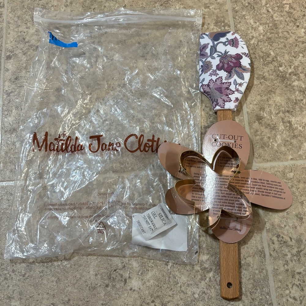 New in Bag Matilda Jane All in Good Taste white/Multicolored floral set.  RT 18